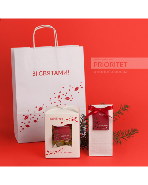 Набор с чаем и елочной игрушкой со сладостями